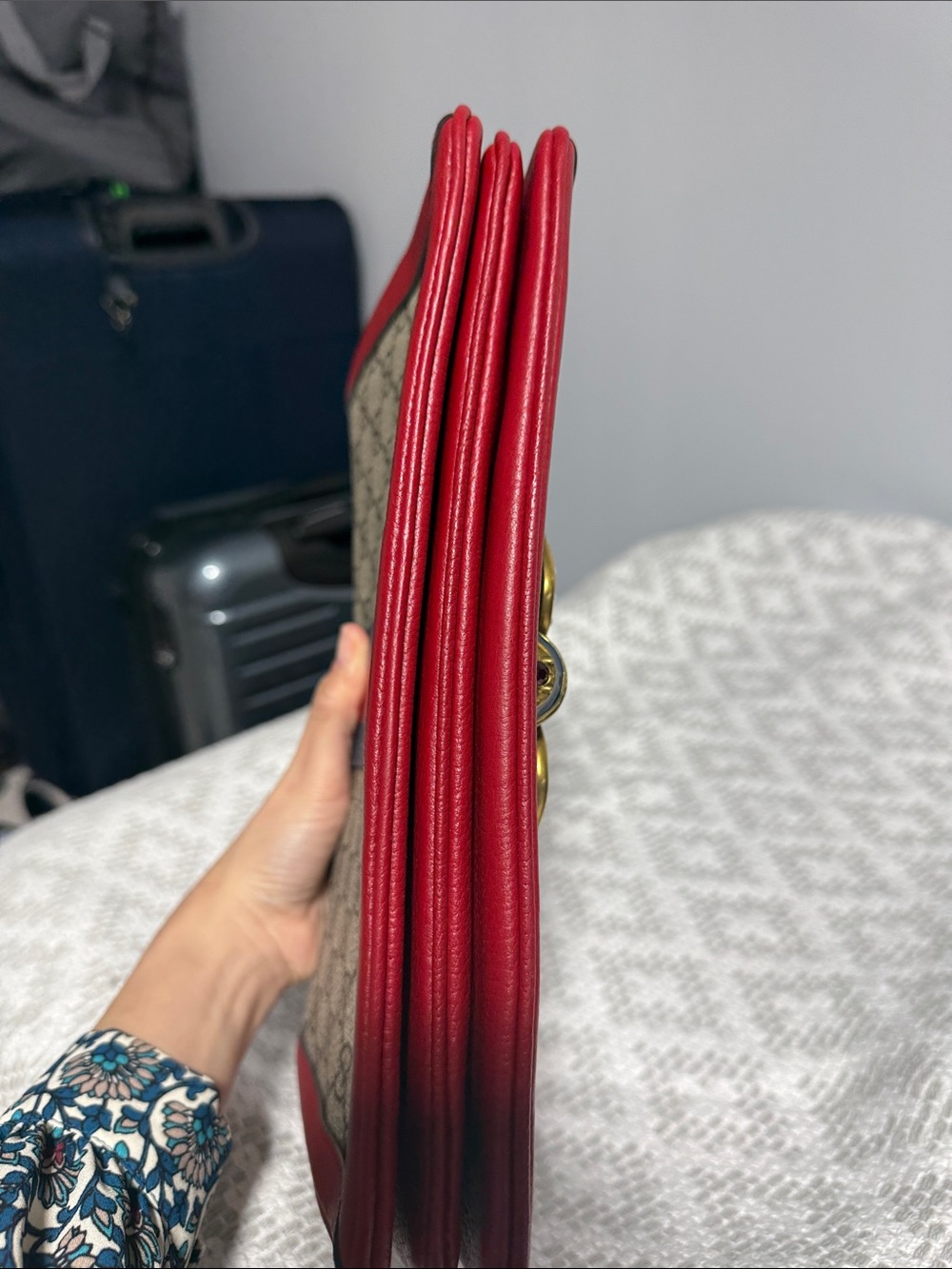 Gucci Beige & Red GG Supreme Crossbody with Bee Accent - Picture 4 of 6